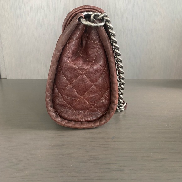 CHANEL Burgundy Shoulder Bag with Quilted Design and Chain Strap - Picture 4 of 13